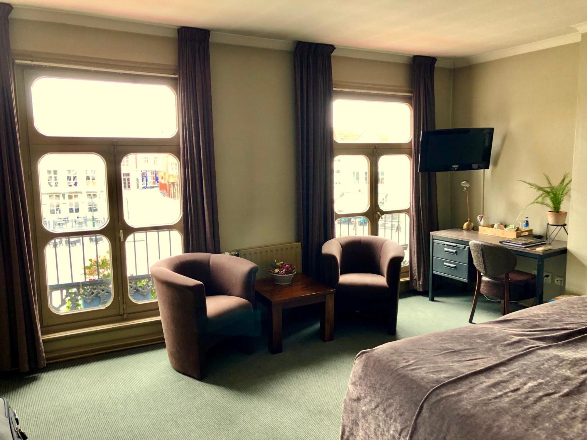 Grand Cafe Hotel De Bourgondier Berg-op-Zoom Extérieur photo